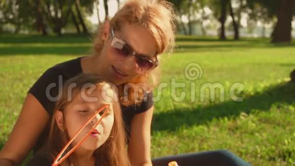 女孩和妈妈一起吹肥皂泡视频的预览图