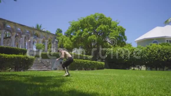 运动员在草地上跳跃和翻转做运动视频的预览图