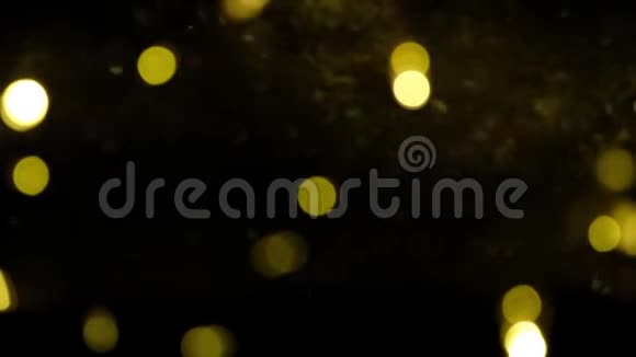 美丽的金色抽象闪光背景圣诞节的浮动灯在为节日演奏视频的预览图