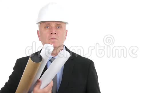 一位自信的工程师在与手头的项目会面时竖起大拇指视频的预览图
