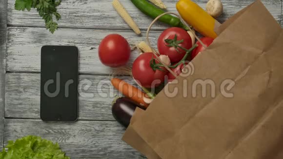 蔬菜在智能手机和杂货附近旋转素食观念视频的预览图