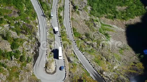 乘坐长途汽车和其他车辆在Trollstigen或Trollspath上相遇的鸟瞰图这是一条很受欢迎的狭窄蛇形山路视频的预览图