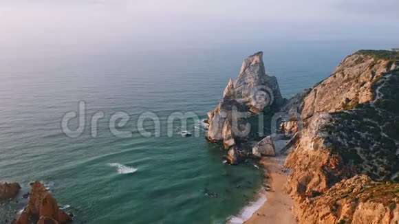 位于葡萄牙辛特拉地区大西洋海岸的RockyPriaDaUrsa海滩的鸟瞰图欧洲视频的预览图
