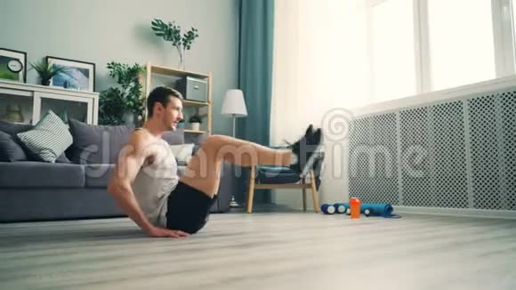 长得好看的男人在做腹部运动时穿着运动服的姿势各不相同视频的预览图