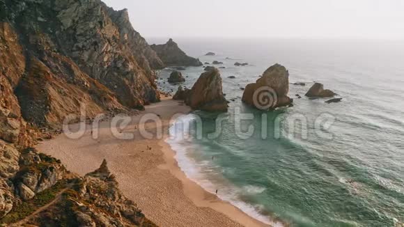 从日落时的沙滩上可以看到令人惊叹的悬崖葡萄牙圣特拉乌尔萨海滩视频的预览图