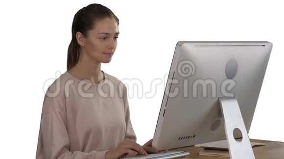 女性自由职业者正在研究一个新的项目在计算机上的白色背景视频的预览图