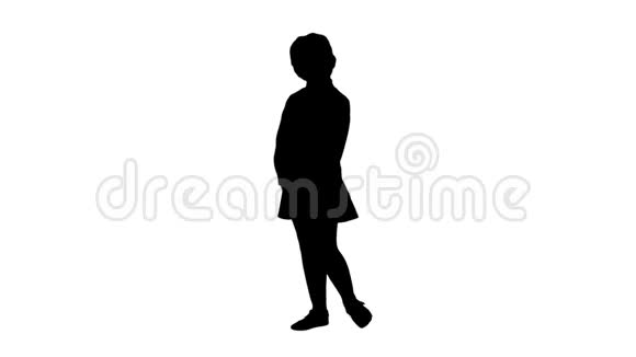 剪影可爱的学龄前女孩站着害羞地环顾四周和思考视频的预览图