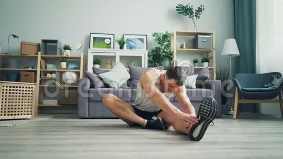 有吸引力的男运动员做伸展运动弯曲向前一条腿视频的预览图