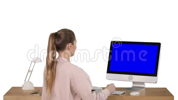 漂亮的休闲女商人在办公室工作使用个人电脑蓝屏模拟显示在白色背景视频的预览图