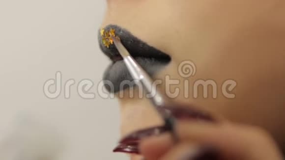 嘴唇上的化妆明星视频的预览图