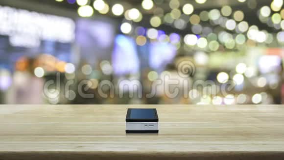 现代智能手机屏幕上的购物车平面图标在木制桌子上在购物中心模糊的光影上商务视频的预览图