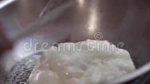 Luchi一种深度油炸的印度扁面包视频的预览图