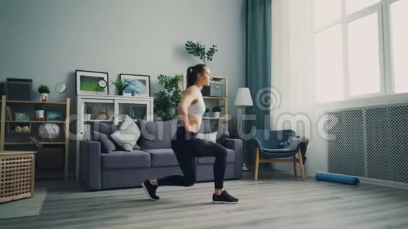 漂亮的女学生在家做运动蹲着享受健康的生活方式视频的预览图