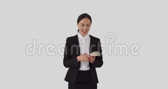 兴奋的女商人拥抱现金美元视频的预览图