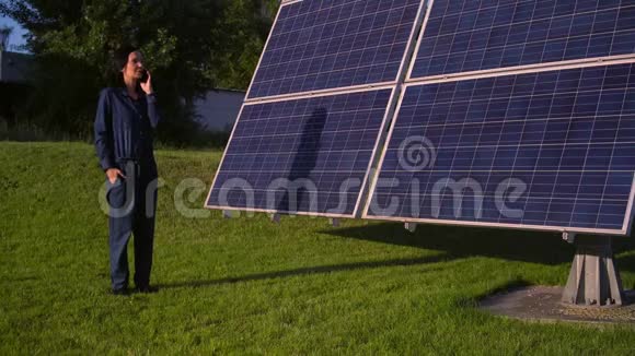 技术人员通过太阳能电池板打电话视频的预览图