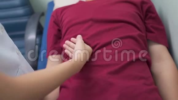 亚洲女医生对卧床病人进行传统的体格检查视频的预览图
