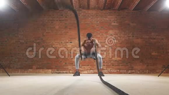 美国黑人健美运动员在交叉健身训练中心使用战绳慢动作视频的预览图
