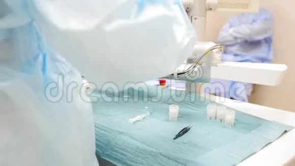 外科医生和助手准备手术室的手术眼科视频的预览图