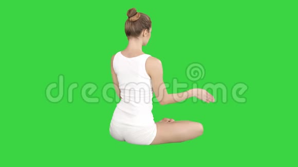 人们瑜伽和健康的生活方式白种人年轻的金发女人在一个绿色的镜头上旋转和微笑视频的预览图