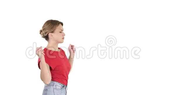 年轻女子穿着红色t恤牛仔裤在白色背景下跳舞和散步视频的预览图