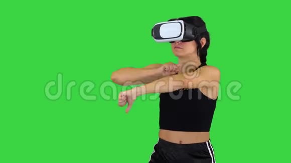女孩玩虚拟现实舞蹈游戏有经验的舞者在绿色屏幕Chroma键视频的预览图