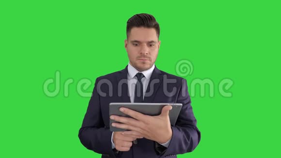 震惊的商人看着somethng在数字平板上的绿色屏幕Chroma键视频的预览图