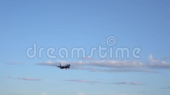 现代飞机在天空中飞翔商标和标识被移除和模糊超高清视频的预览图