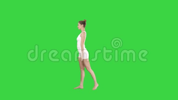 运动的年轻女子练习瑜伽站在UtthitaTrikonasana的姿势在绿色屏幕上Chroma键视频的预览图