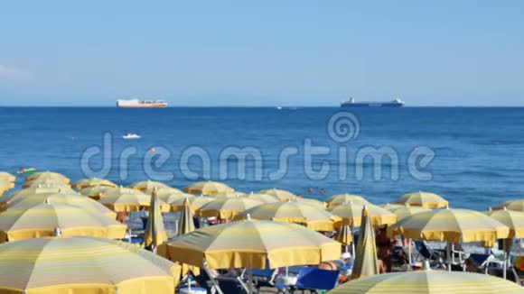 意大利的黄伞和蓝海视频的预览图