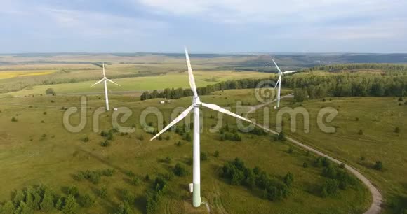 俄罗斯风力发电机的鸟瞰图风车或风电技术概念节能方法视频的预览图