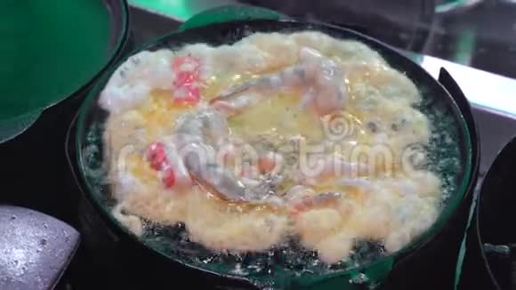 烹饪海鲜虾蟹棒贻贝到煎蛋卷油平底锅视频的预览图