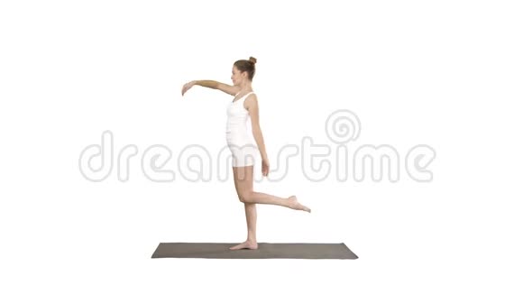 年轻的瑜伽有吸引力的女人练习瑜伽的概念站在Natarajasana锻炼的白色背景视频的预览图