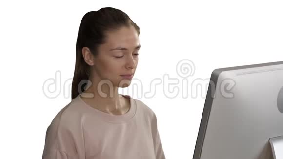 疲惫可爱的休闲女人在她的电脑白色背景视频的预览图