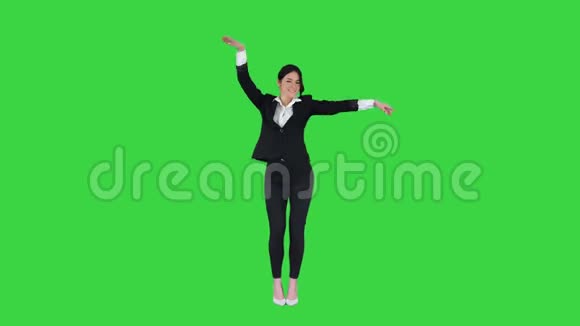 美丽的女商人邀请你和她在绿色屏幕上跳舞Chroma键视频的预览图