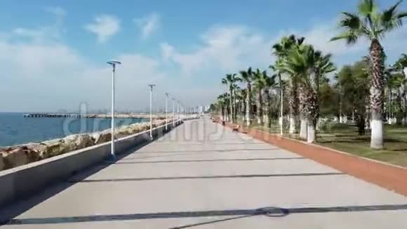 人骑自行车沿默生海岸线人行道视频的预览图