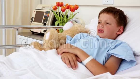 躺在床上的小病童和玩具熊视频的预览图