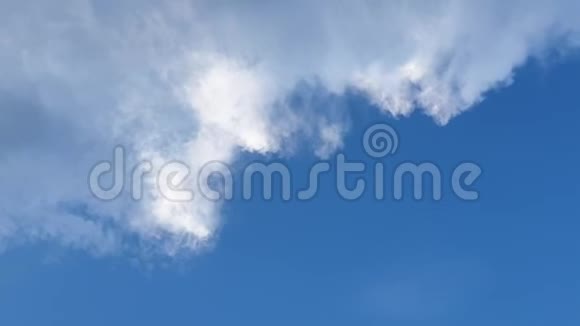 天空飘过的云彩与蓝天融为一体视频的预览图