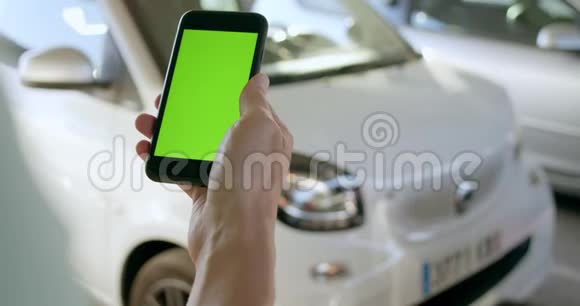 男人打开租赁电动共享汽车电话视频的预览图