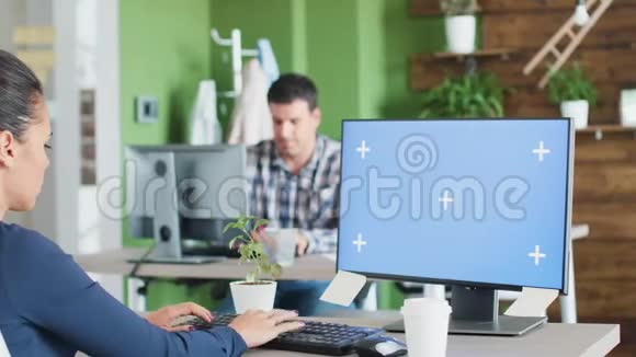 在办公室里工作电脑的年轻女商人视频的预览图