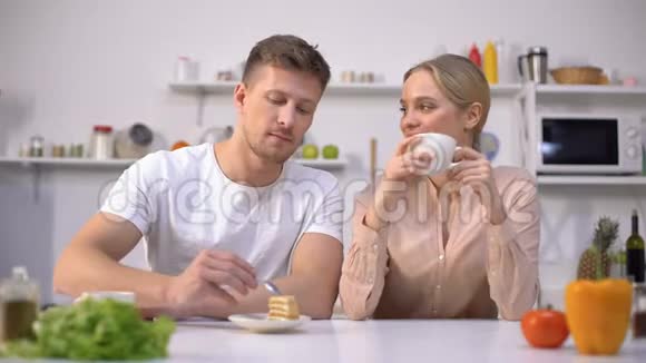 帅哥取笑女朋友假装吃蛋糕浪漫视频的预览图