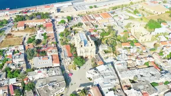 法马古斯塔城与普罗维迪托宫和拉拉穆斯塔法帕沙清真寺的空中景观塞浦路斯视频的预览图