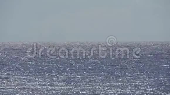 克里里奥西安有迷你波和阳光反射到海洋视频的预览图
