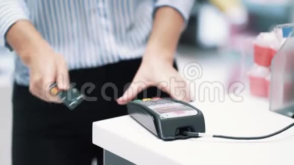 女孩用银行卡用电子芯片进行购买动作慢视频的预览图