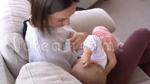 妈妈在给女婴喂奶视频的预览图