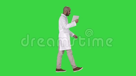 真诚的医生给他的病人打视频电话在绿色屏幕上行走Chroma键视频的预览图