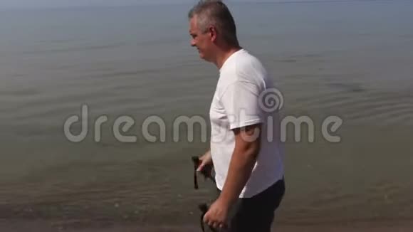 在海上行走的人视频的预览图