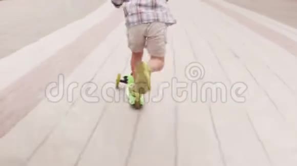 城里的小男孩骑着滑板车视频的预览图