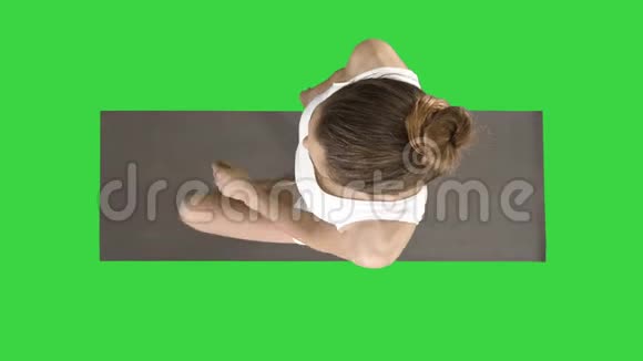 年轻有魅力的女人练习瑜伽在绿色屏幕上做树锻炼Chroma键视频的预览图