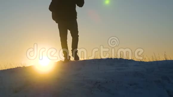 阿皮尼斯人徒步旅行一个旅行者从山顶上下来在日落的灯光下游客走向胜利视频的预览图