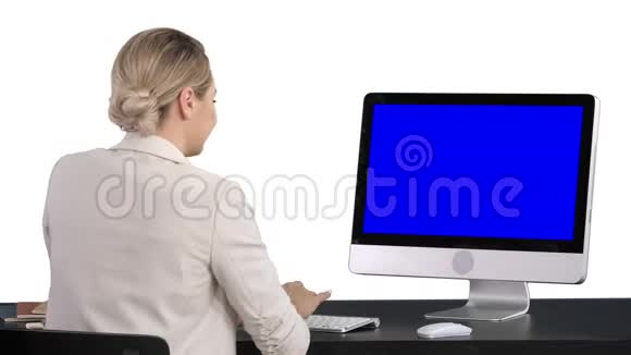 商业女性在她的电脑上工作白色背景蓝色屏幕模拟显示视频的预览图